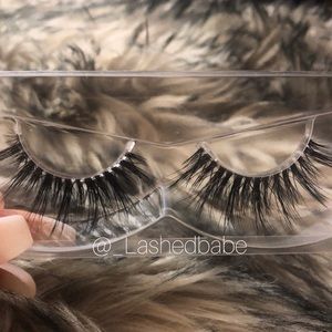 Lashes follow @_lashedbabe